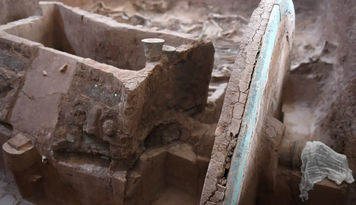 Bagian dari kereta perunggu yang direstorasi tersimpan di sebuah basis milik Institut Arkeologi Provinsi Shaanxi di Kota Xi'an, Provinsi Shaanxi, China pada 30 Juli 2020. Ketika ditemukan, kereta tersebut dalam kondisi hancur menjadi ribuan keping. (Xinhua/Li Yibo)