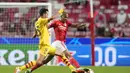 Gelandang Benfica, Joao Mario berebut bola dengan gelandang Barcelona, Sergio Busquets pada pertandingan grup E Liga Champions di stadion Luz di Lisbon, Portugal, Kamis (30/9/2021). Kemenanga atas Barcelona membuat Benfica berada di posisi kedua klasemen. (AP Photo/Armando Franca )