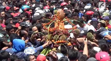 Akibat tak sabar berebut saat pesta durian, ribuan warga di Wonosalam, Jombang, Jawa Timur terlibat kericuhan Minggu siang.