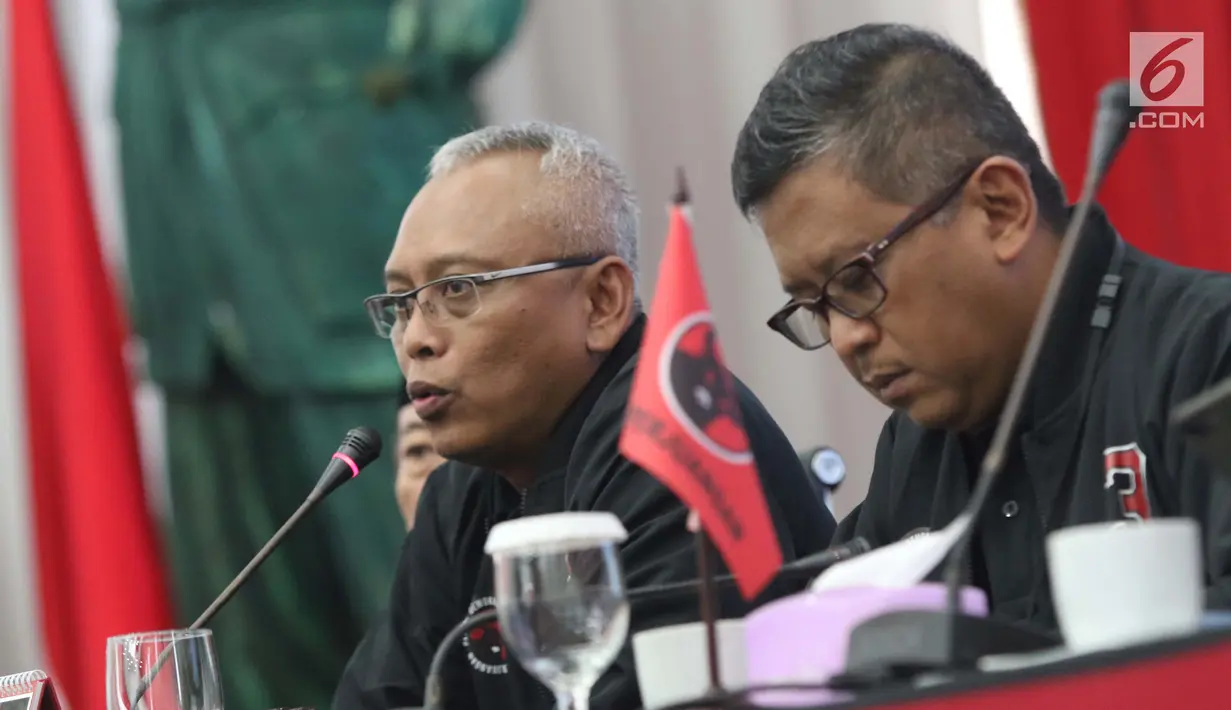 Kepala Badan Saksi Pemilu Nasional PDI-P, Arif Wibowo (kiri) memberi keterangan terkait perolehan suara pada Pemilu 2019 di Jakarta, Jumat (19/4). BSPN PDI-P merilis data livecount perolehan suara Pileg serta Pilpres 2019 berdasar data C1 yang terverifikasi. (Liputan6.com/Helmi Fithriansyah)