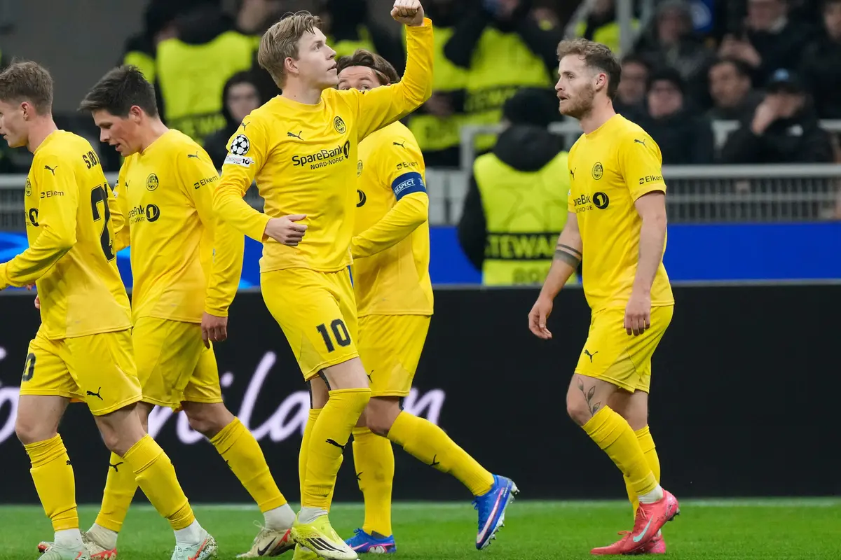Pemain Bodo/Glimt Jens Petter Hauge (tengah) merayakan gol lawan Inter
