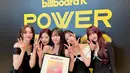 Girl group asuhan ATTRAKT, Fifty Fifty curi atensi usai membuat penampilan perdana dengan formasi baru di Billboard Korea. Mereka tampil menawan kenakan mini dress nuansa hitam dengan gaya khas masing-masing. [@billboard_korea].