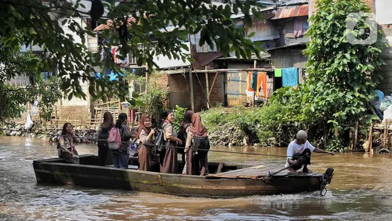 Tak Tergerus Zaman, Perahu Eretan Kali Ciliwung Tetap Diminati Warga