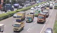 Sejumlah truk melintasi ruas jalan tol Tangerang-Jakarta, Kota Tangerang, Banten, Rabu (2/3/2022). Asosiasi Pengusaha Indonesia (Apindo) mengusulkan pemberlakuan penuh kebijakan bebas truk kelebihan muatan (over dimension overload/ODOL) diundur menjadi tahun 2025. (Liputan6.com/Angga Yuniar)