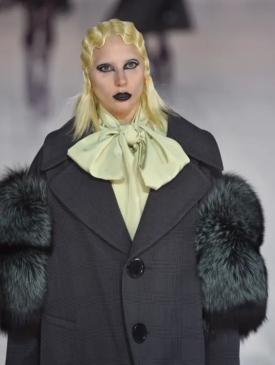 Lady Gaga saat menjadi model runway untuk Marc Jacobs di acara New York Fashion Week, Kamis (18/2). Rambut pelantun lagu Judas itu dibuat bergelombang di bagian atasnya. (Slaven VLASIC/GETTY IMAGES NORTH AMERICA/AFP)