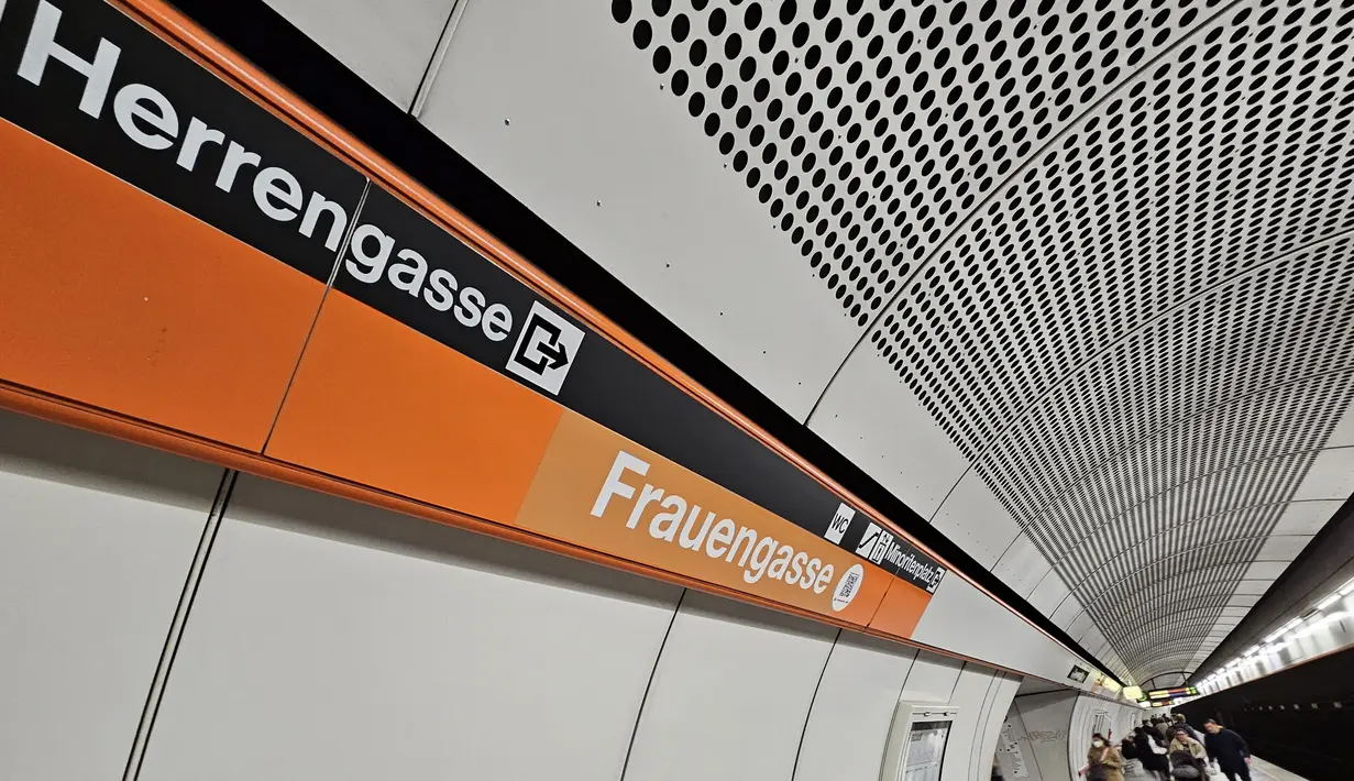Tanda di stasiun kereta bawah tanah U3 Herrengasse (Jalan pria) ditutup dengan tanda sementara Frauengasse (Jalan wanita) untuk menandai Hari Perempuan Internasional di Wina, Austria, Rabu (8/3/2023). Dalam bahasa Inggris, ini berarti mengubah nama dari "Men's Lane" menjadi "Women's Lane". (JOE KLAMAR / AFP)