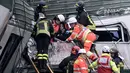 Tim penyelamat membantu seorang penumpang keluar dari sebuah kereta yang tergelincir di Stasiun Pioltello Limito, Milan, Italia, Kamis (25/1). Tiga penumpang tewas dan 10 lainnya luka serius. (Flavio Loscalzo/ANSA via AP)