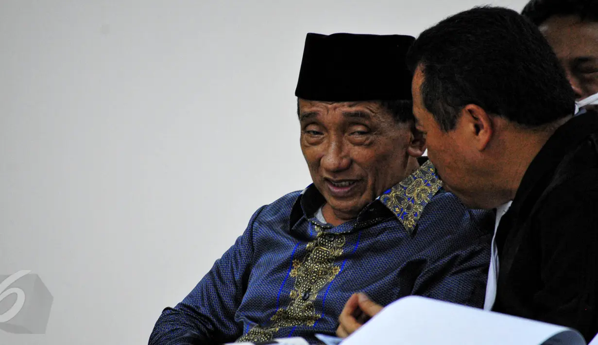 Mantan Bupati Bangkalan, Jawa Timur, Fuad Amin berdiskusi dengan penasehat hukumnya saat mengikuti sidang lanjutan di Pengadilan Tipikor, Jakarta, Senin (1/6/2015). (Liputan6.com/Yoppy Renato) 