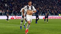 Striker Juventus, Cristiano Ronaldo berselebrasi usai mencetak gol ke gawang Manchester Untied selama pertandingan grup H Liga Champions di stadion Allianz di Turin, Italia (7/11). Juventus kalah 2-1 atas Manchester United. (AP Photo/Antonio Calanni)