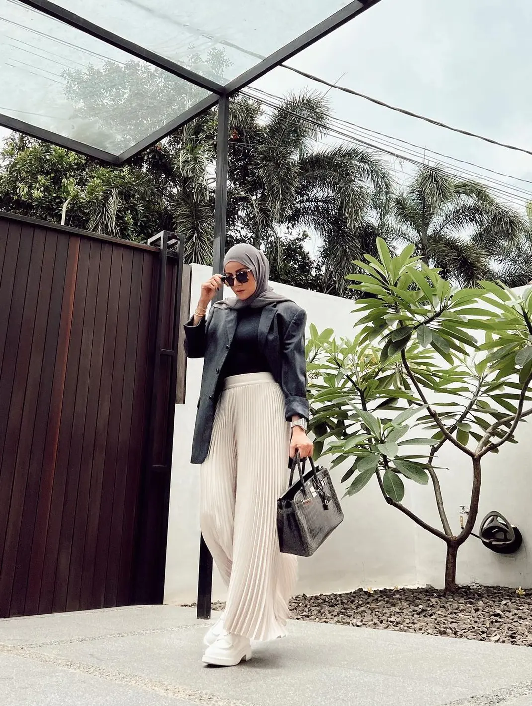 10 Ide OOTD Hijab dengan Celana Putih dari Citra Kirana hingga Cut Syifa