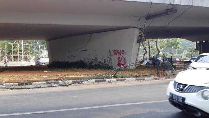 Pagar pembatas rusak. (Liputan6.com/ Fachrur Rozie)