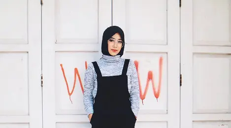 4 Look Pakai Jumpsuit untuk Perempuan Hijab yang Kekinian