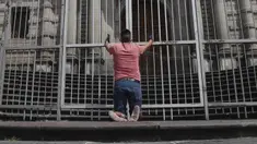 Seorang pria berdoa di luar Gereja San Francisco yang tutup selama Jumat Agung di Quito, Ekuador, Jumat (10/4/2020). Pandemi virus corona COVID-19 yang melanda dunia membuat perayaan Jumat Agung berlangsung terbatas untuk menghindari penyebaran penyakit. (AP Photo/Dolores Ochoa)