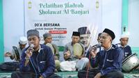 Relawan Ganjar Pranowo, Gus Gus Nusantara Jawa Timur mengadakan Pelatihan Hadrah Selawat Al-Banjari kepada puluhan masyarakat di Majelis Taklim Nurul Hikmah, Kecamatan Prambon, Kabupaten Sidoarjo, Jawa Timur, Jumat (5/5) (Istimewa)