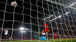 Penyerang Liverpool, Daniel Sturridge berhasil membobol gawang Hotspur pada pertandingan babak 16 besar Piala Liga Inggris, Liverpool melawan Tottenham Hotspur di Stadion Anfield, Liverpool, Inggris (25/10). (Reuters/Phil Noble)