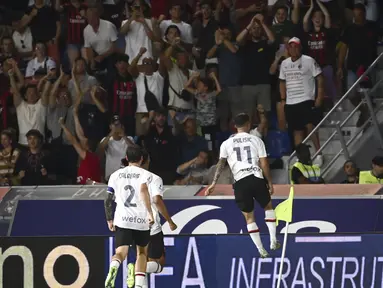 Gelandang AC Milan, Christian Pulisic (kanan) berselebrasi setelah mencetak gol ke gawang Bologna pada pertandingan Liga Serie A Italia di Stadion Renato Dall'Ara, Bologna, Italia, Selasa 22 Agustus 2023. (Massimo Paolone/LaPresse via AP)