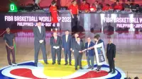 Kobe Bryant Serahkan Bendera Simbolis Piala Dunia Bola Basket 2023 ke Indonesia (Dok PerbasI)