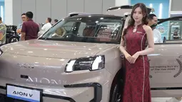 Sales Promotion Girl (SPG) berdiri dekat mobil baru yang dipamerkan dalam pameran otomotif Gaikindo Indonesia International Auto Show (GIIAS) 2026 di Indonesia Convention Exhibition (ICE), Tangerang, Banten, 30 Juli 2026. (KLY/ Budy Santoso)