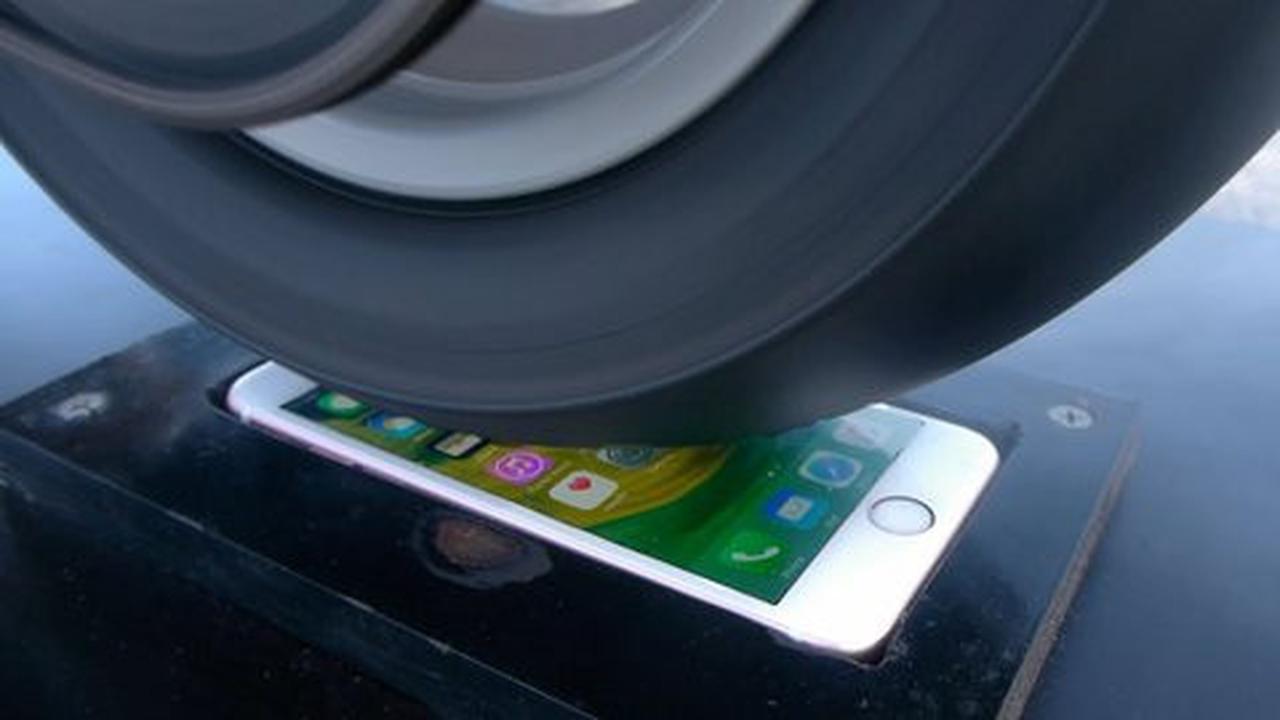 [Video] Kekuatan iPhone 6s saat dilindas oleh motor sport