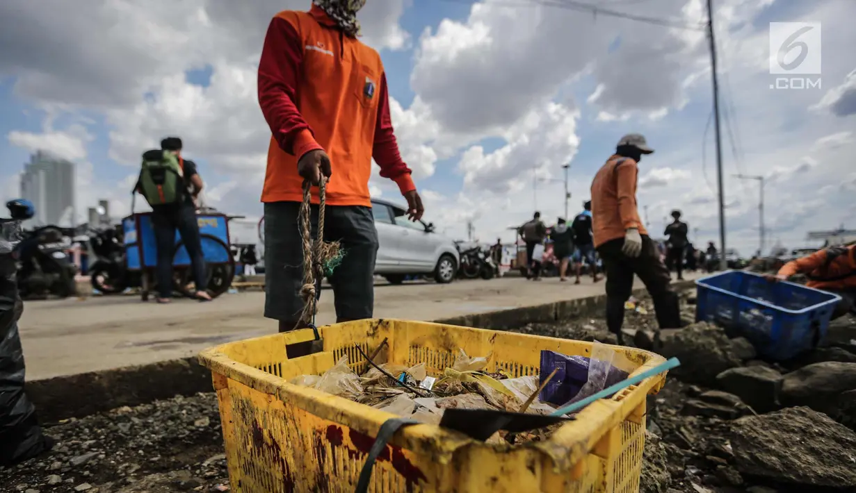 Petugas kebersihan membawa sampah laut di Pelabuhan Kali Adem, Jakarta, Senin (1/1). Banyaknya sampah plastik dibandingkan ikan yang gagal dikelola dengan baik membuat limbah yang mengakibatkan laut tercemar. (Liputan6.com/Faizal Fanani)