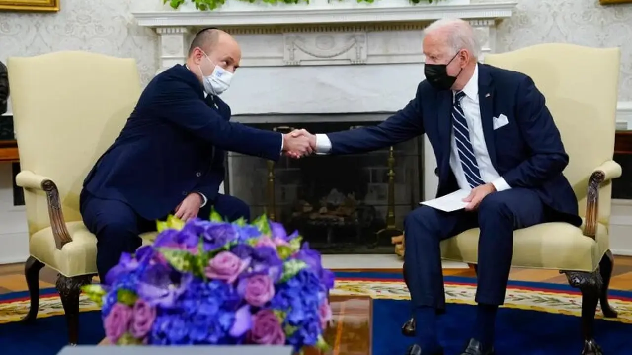 Perdana Menteri Israel Naftali Bennett (kiri) mengunjungi Biden di Washington, DC pada Agustus 2021 [File: Evan Vucci/AP]