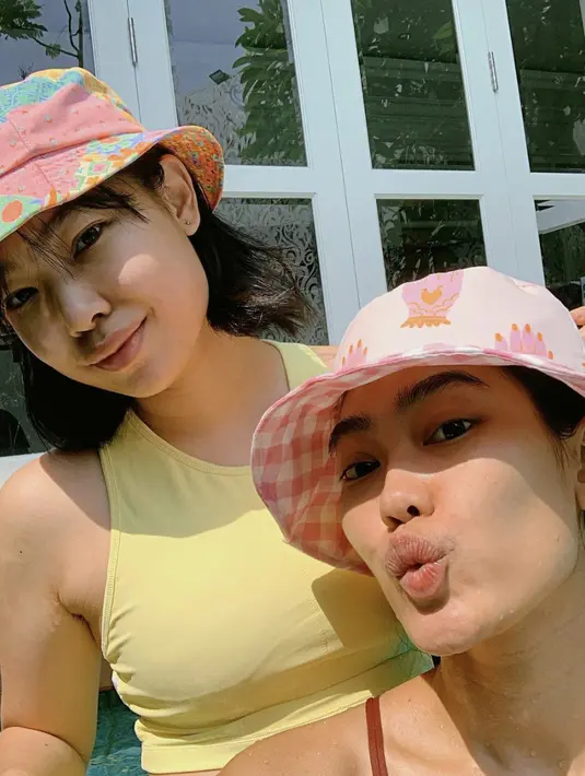 Tampilannya identik dengan kesan playfull yang seru dan kreatif. [Foto: Instagram/ @Kalya Islamadina]