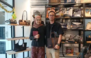 Couplepreneur Ini Pede Kenalkan Lurik Asli Jogja, Sukses Sulap Kain Tradisional Jadi Fashion Kekinian