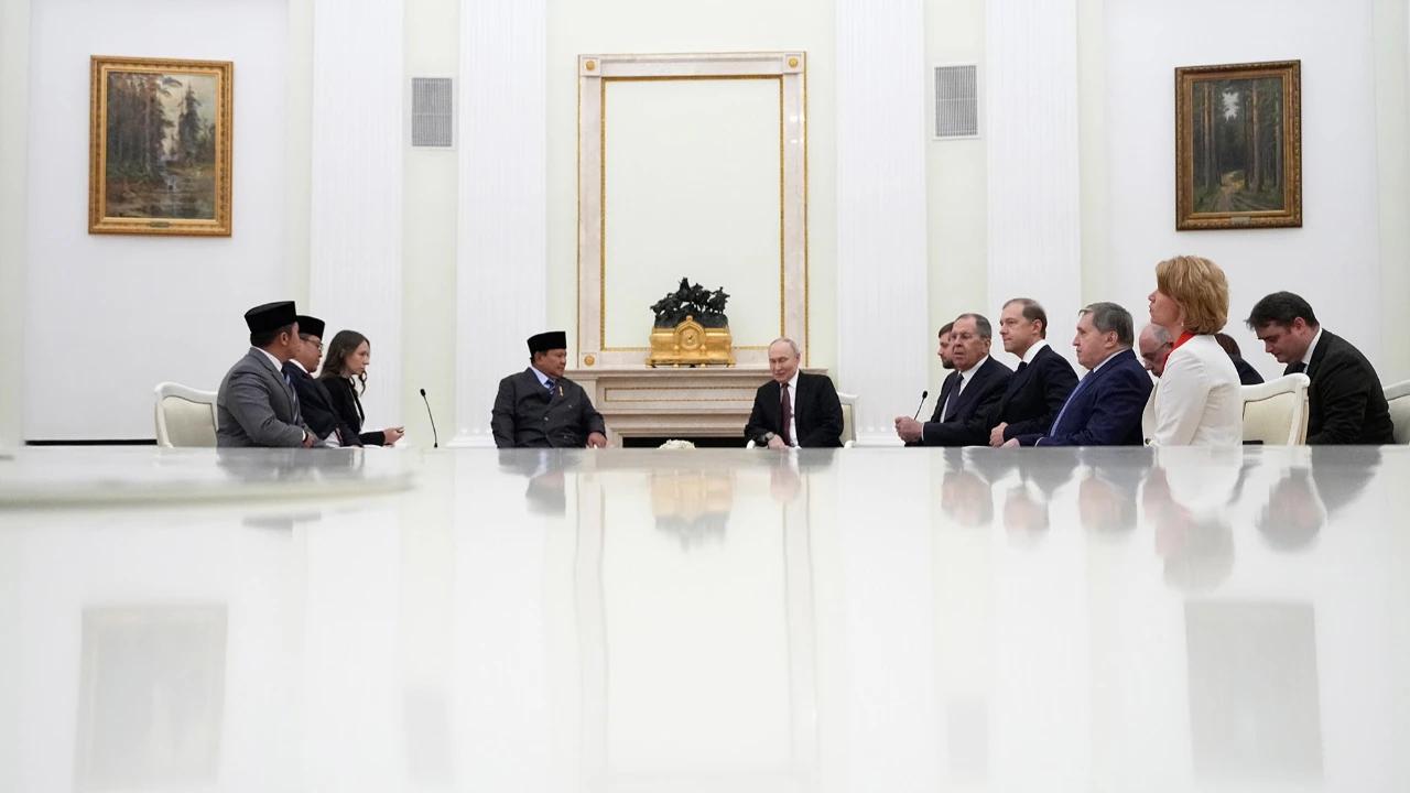 VIDEO: Momen Tak Terduga di Rusia, Langkah Prabowo Terhenti Beri Hormat ke Bocil Berbaret Merah