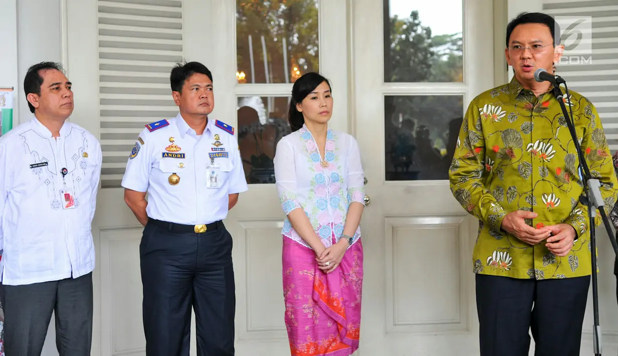 Basuki Tjahaja Purnama atau Ahok didampingi Veronica Tan meluncurkan bus TransJakarta khusus wanita di Balai Kota Jakarta, 21 April 2016. Ahok dan Veronica bertemu pertama kali di Gereja Kristus Yesus Pluit pada 1994 silam. (Liputan6.com/Yoppy Renato)