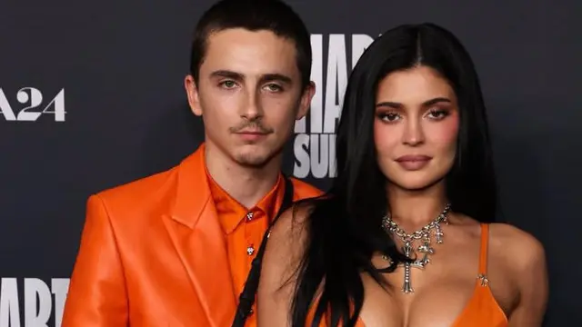 Tepis Rumor Putus, Kylie Jenner & Timothée Chalamet Tampil Kompak Serba Oranye di Red Carpet ‘Marty Supreme’