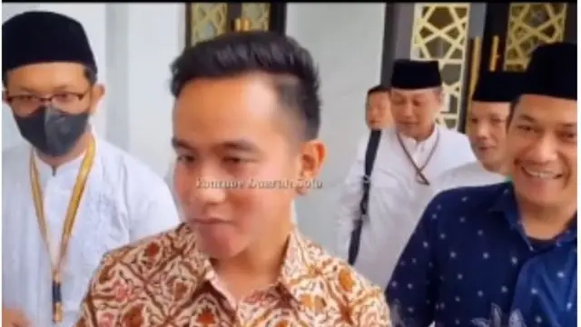 Gibran Rakabuming Pernah Kehilangan Lalu Bagi-Bagi Sandal di Masjid Sheikh Zayed Solo