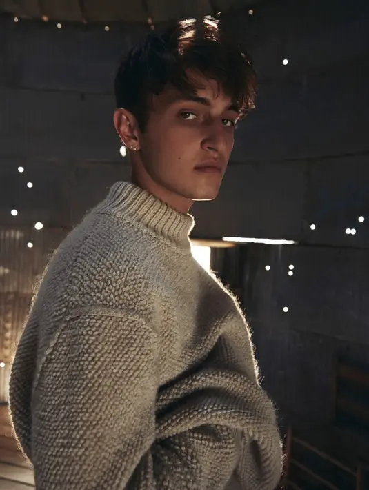 "Kendall sangat romantis saat pertama mendekati Anwar. Dan kini ia bertingkah dingin. Anwar adalah pria yang sensitif," jelas sumber. (instagram/anwarhadid)