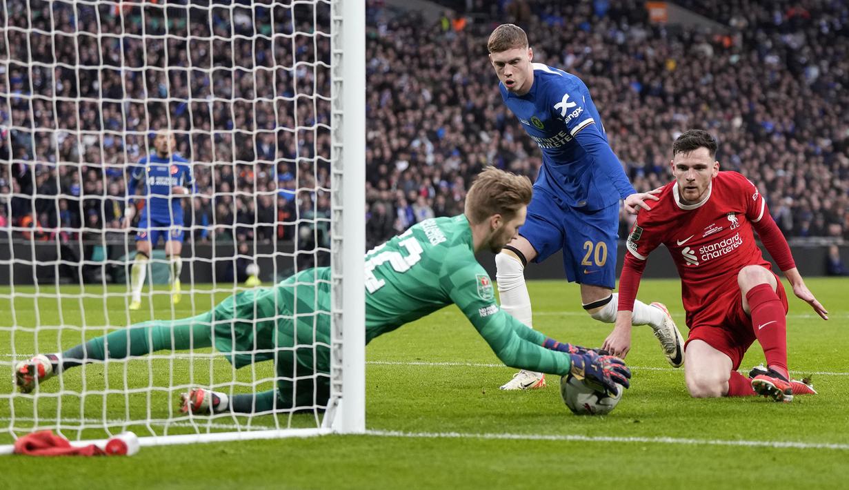 Kiper Liverpool, Caoimhin Kelleher (kiri) menggagalkan peluang dari pemain Chelsea, Cole Palmer (tengah) pada laga final Carabao Cup 2023/2024 di Stadion Wembley, Inggris, Minggu (25/02/2024). Pertandingan dimenangkan The Reds melalui gol semata wayang Virgil Van Dijk. (AP Photo/Alastair Grant)