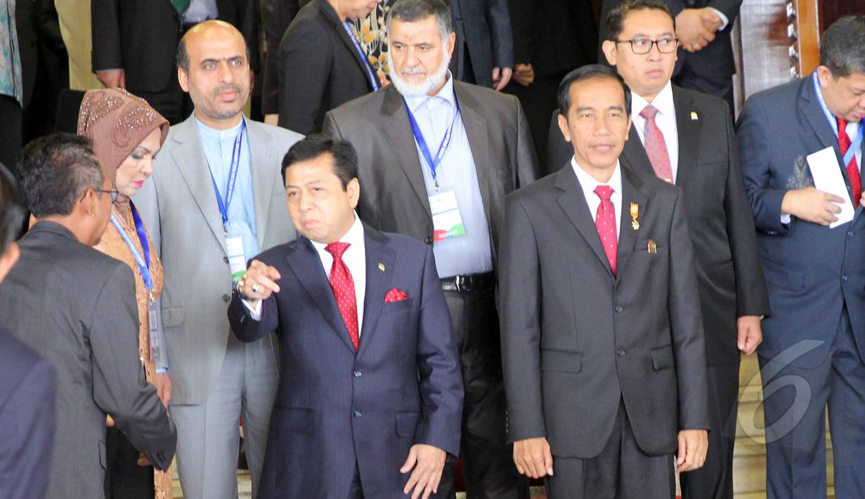 Presiden Joko Widodo dan Ketua DPR Setya Novanto bersama para delegasi negara-negara di Asia Afrika bersiap untuk berfoto bersama usai melakukan pembukaan di Gedung DPR RI, Jakarta, Kamis (23/4/2015). (Liputan6.com/Helmi Afandi)