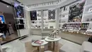 Area butik ditata dengan layout yang lapang dan luas. Dilengkapi dengan area duduk lengkap dengan furnitur bergaya elegan minimalis. / Foto dok: Fimela.