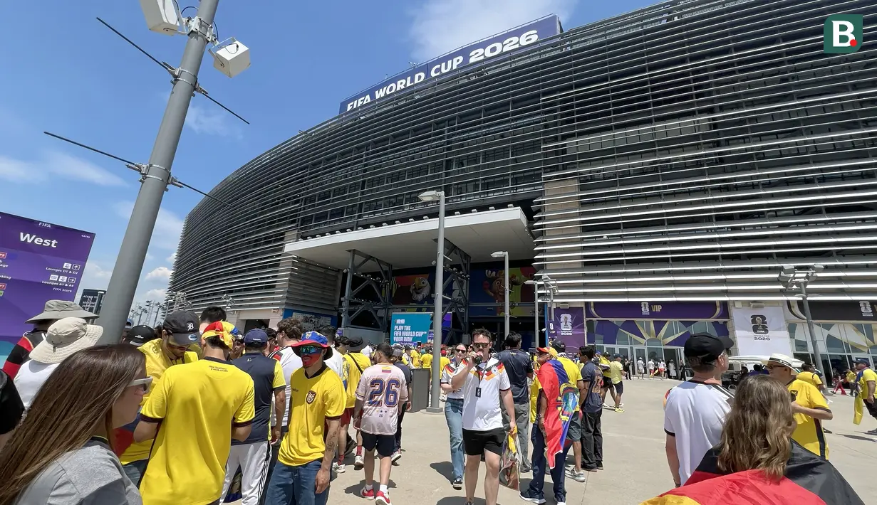 Suporter Ekuador dan Jerman mengantre memasuki MetLife Stadium, New York New Jersey, AS, jelang laga fase grup Piala Dunia 2026, Kamis (25/6/2026). Sejak beberapa jam sebelum kick-off, area pintu masuk stadion dipenuhi ribuan pendukung yang datang untuk memberikan dukungan langsung kepada tim kebanggaan mereka. (KLY Sports/Hery Kurniawan)
