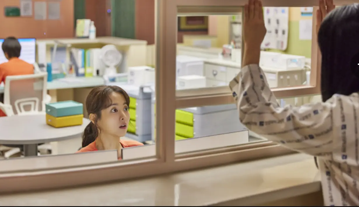 Da Eun mencoba mendekati pasien dan mendengarkan beban mereka dengan senyuman ramah. Namun, masih banyak yang harus ia pelajari tiap hari. (Yang Hae Sung/Netflix © 2023)
