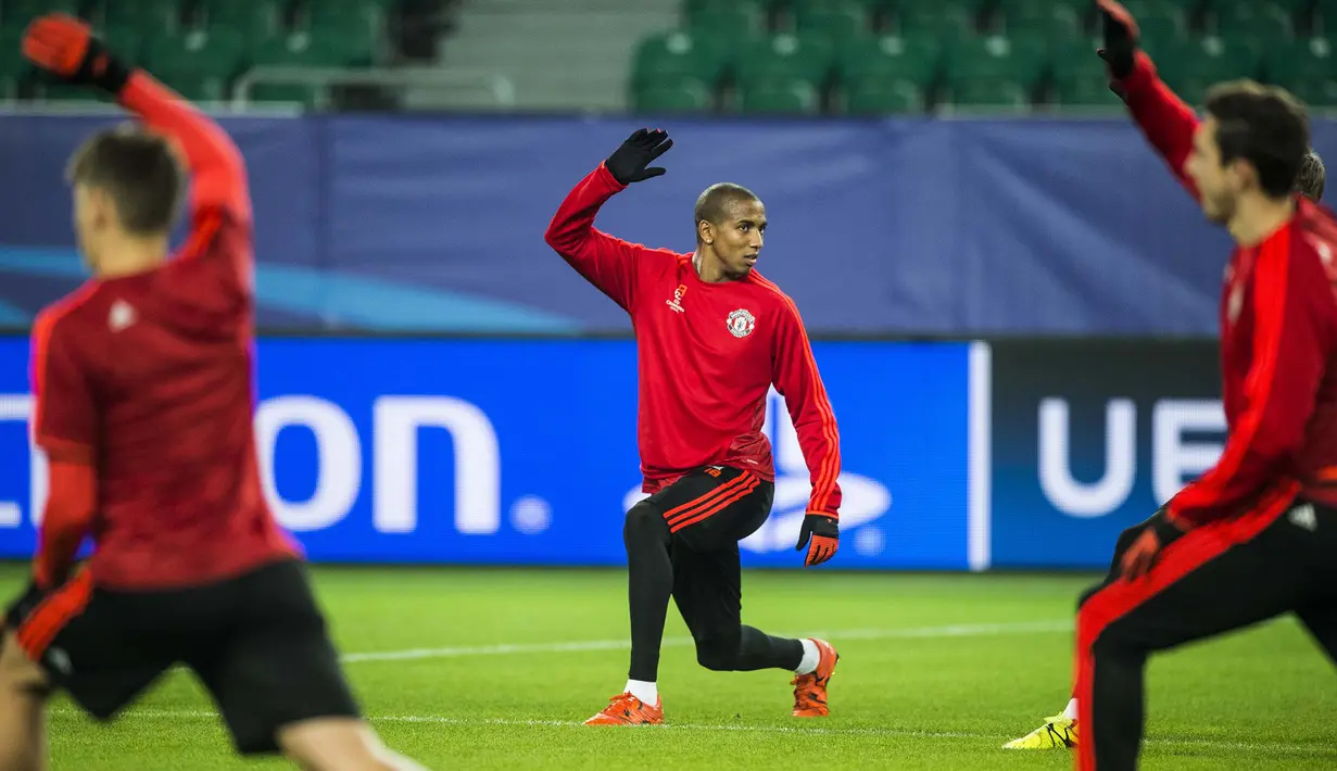 Pemain Manchester United, Ashley Young (tengah) melakukan pemanasa bersama rekannya pada sesi latihan di Stadion Volkswagen Arena, Wolfsburg, Germany, Senin (7/12/2015).  (AFP Photo/John Macdougall)