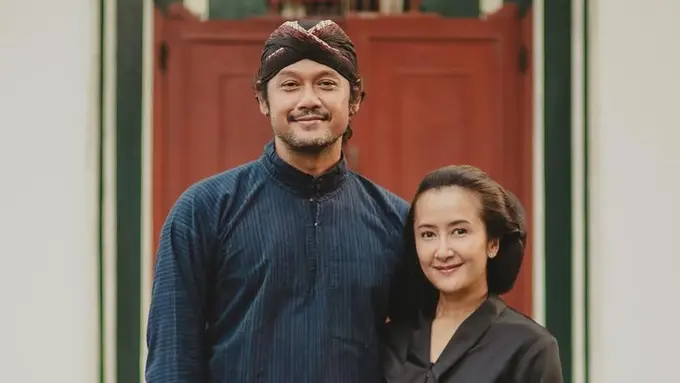 Widi Mulia dan Dwi Sasono Kenakan Busana Abdi Dalem Yogyakarta