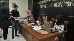 Anggota Gerakan Pita Kuning Kolaborasi Millenial Nusantara memberikan dokumen terkait meninggalnya petugas KPPS kepada Tim Pemantau Pemilu Komnas HAM di Kantor Komnas HAM, Jakarta, Kamis (2/5/2019). Menurut KPU per 1 Mei 2019, 380 petugas KPPS meninggal dunia. (merdeka.com/IqbalNugroho)