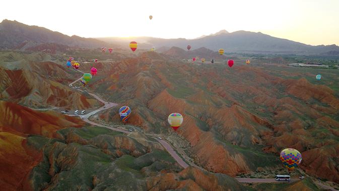 Balon udara terbang di langit Zhangye Geopark di Zhangye, Provinsi Gansu, China, 26 Juli 2020. Taman geologi ini diakui sebagai Global Geopark oleh Dewan Eksekutif Organisasi Pendidikan, Keilmuan, dan Kebudayaan PBB (UNESCO) dalam sidang ke-209 pada 7 Juli 2020. (Xinhua/Fan Peishen)