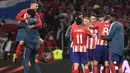 Selebrasi para pemain Atletico Madrid setelah menyingkirkan Arsenal pada laga leg kedua babak semifinal Liga Europa 2017/2018 di Wanda Metropolitano Stadium, Madrid (3/5/2018). Arsenal disingkirkan Atletico Madrid pada ajang Liga Europa 2017/2018 yaitu pada babak semifinal. Pada leg pertama kedua tim bermain imbang 1-1 di Emirates Stadium (26/4/2018) dan pada leg kedua Arsenal takluk 0-1 di kandang Atletico Madrid (3/5/2018). (AFP/Pierre-Philippe Marcou)