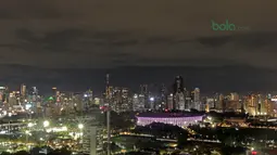 Suasana Kota Jakarta dan Stadion Utama GBK sebelum pemadaman lampu di Kawasan DPR-MPR Jakarta, (24/3/2018). Earth Hour 2018 menjadikan Stadion Utama GBK sebagai ikon menyambut Asian Games 2018. (Bola.com/Nick Hanoatubun)