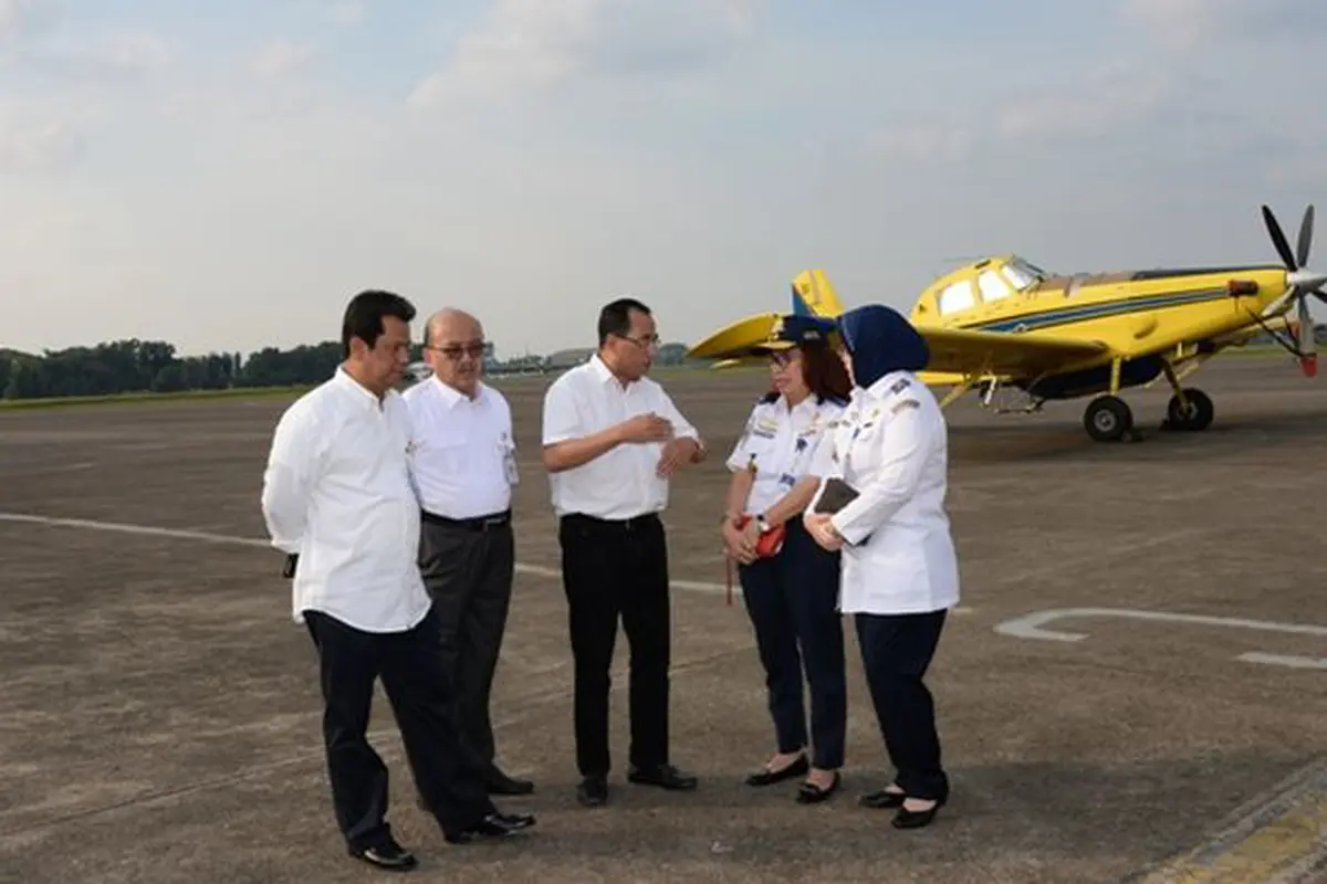 Menteri Perhubungan Budi Karya melihat kesiapan Bandara Halim Perdanakusuma menghadapi penerbangan haji 2016.
