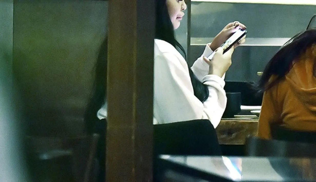 Meski terlihat seksi usai melakukan filler, namun beberapa kali bibir Kylie terlihat aneh. (HollywoodLife)