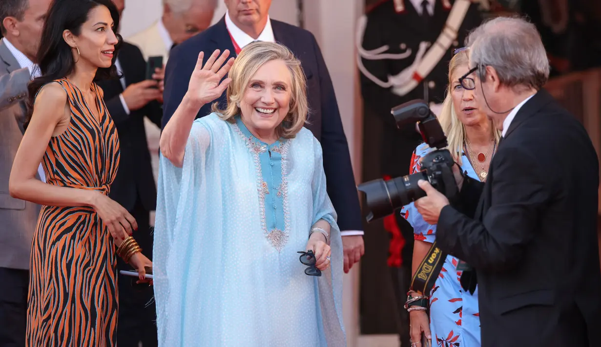 Hillary Clinton berpose untuk fotografer setibanya pada pemutaran perdana film 'White Noise' dan upacara pembukaan Venice Film Festival ke-79 di Venesia, Italia, 31 Agustus 2022. Hillary telah menghabiskan lebih banyak waktu di industri hiburan akhir-akhir ini, menjelang pemutaran perdana serial dokumenternya Gutsy. (Photo by Vianney Le Caer/Invision/AP)