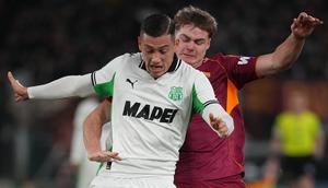 Kapten Timnas sepak bola Indonesia, Jay Idzes mendapatkan sejumlah pujian dari Media Italia setelah aksi solidnya menjaga bomber AS Roma, Evan Ferguson. Momen tersebut terjadi saat laga lanjutan Liga Italia 2025/2026 antara AS Roma melawan Soassuolo di Olympic Stadium, Roma, Italia, Sabtu (10/01/2025) waktu setempat. (AP Photo/Andrew Medichini)