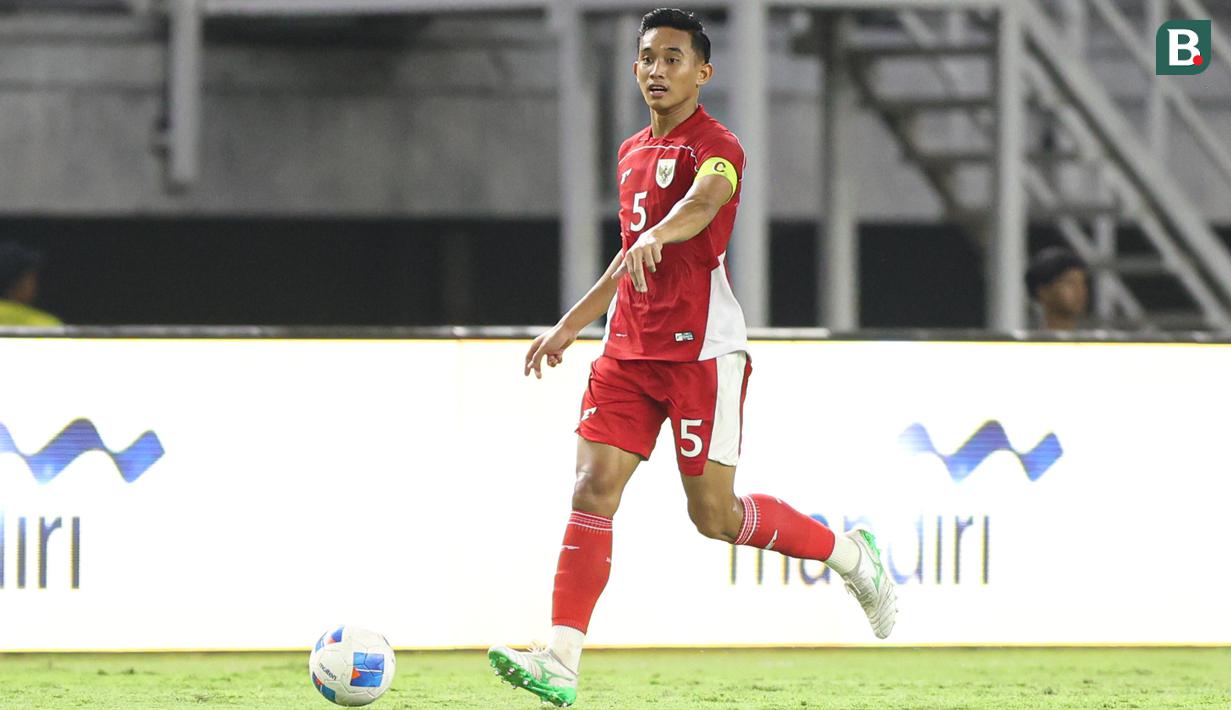 <p>Pemain Timnas Indonesia, Rizky Ridho mengontrol bola dalam laga FIFA Matchday melawan Chinese Taipei di Stadion Gelora Bung Tomo (GBT), Surabaya, Jumat (05/08/2025). (Bola.com/Abdul Aziz)</p>
