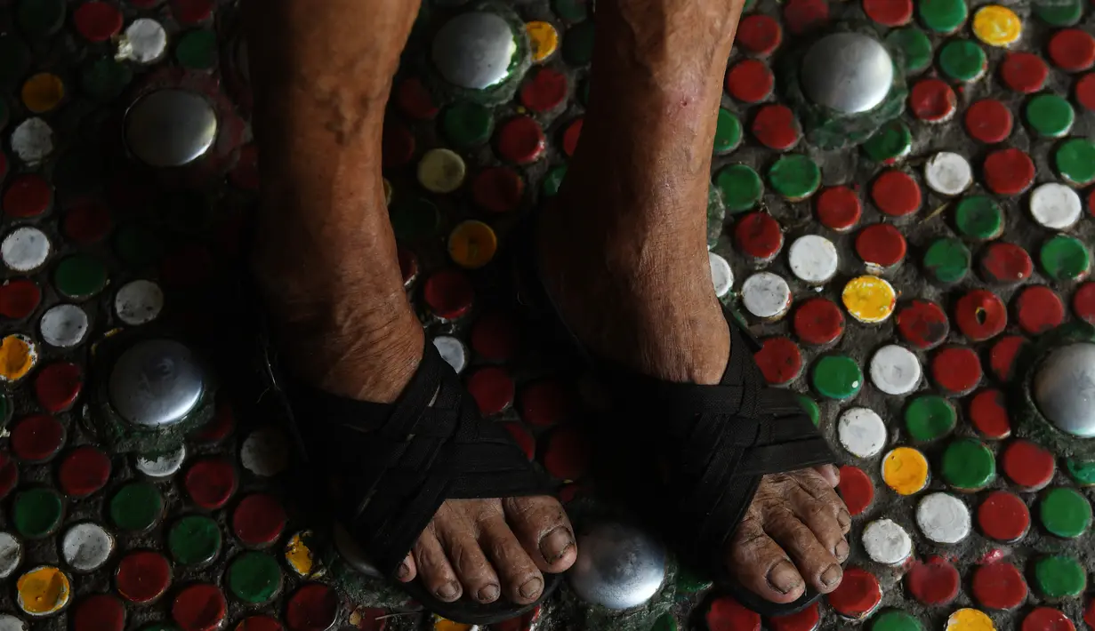 Lantai di rumah Nenek berusia 86 tahun, Maria Ponce yang terbuat dari botol plastik bekas di Desa El Borbollon, El Transito, San Salvador, El Salvador 14 Maret 2017. (AFP Photo/Marvin Recinos)