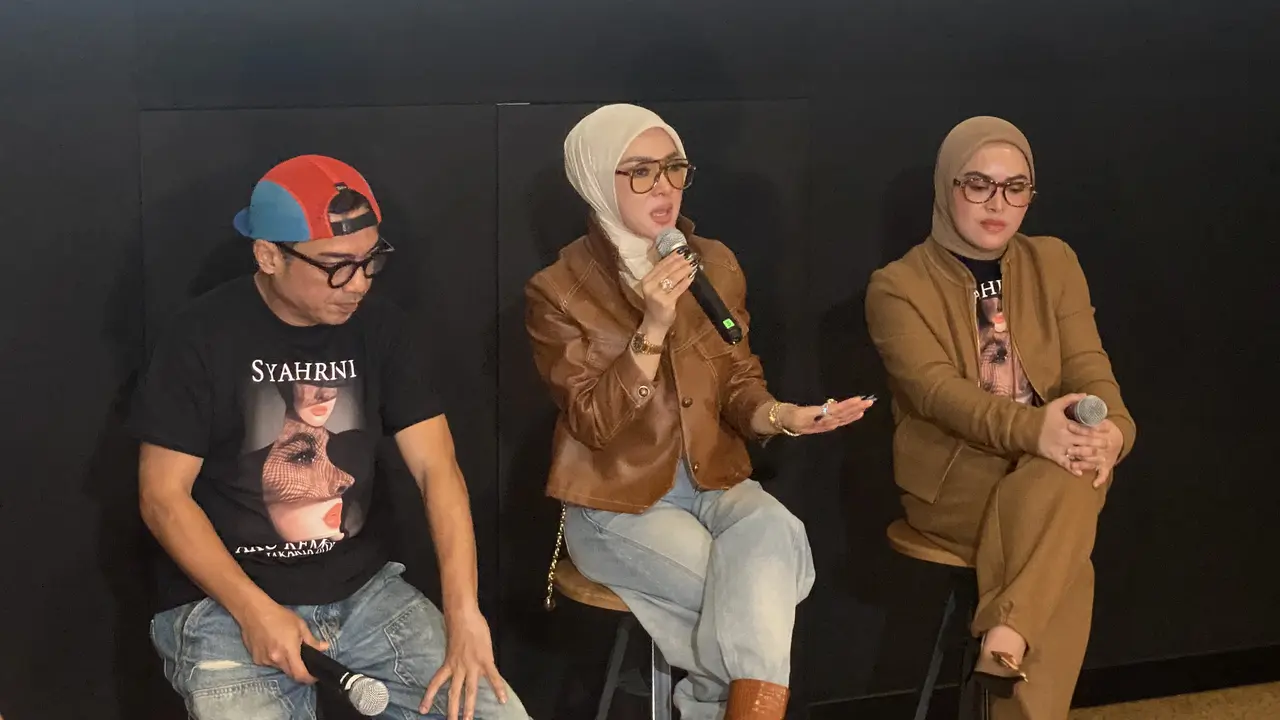 Dino Hamid, Syahrini, dan Aisyahrani dalam konferensi pers Syahrini: Aku Kembali Live in Concert yang dihelat di kawasan SCBD, Jakarta, Selasa (27/10/2026). (Liputan6.com/Nola Vemiliana)